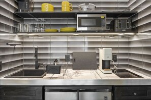 Microondas, placa de cocina, cafetera/tetera, tostadora