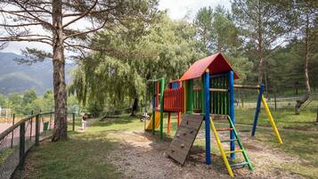 Zona de juegos infantil al aire libre
