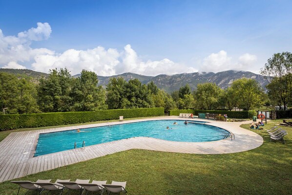 Seasonal outdoor pool, open 9:00 AM to 6:00 PM, pool umbrellas