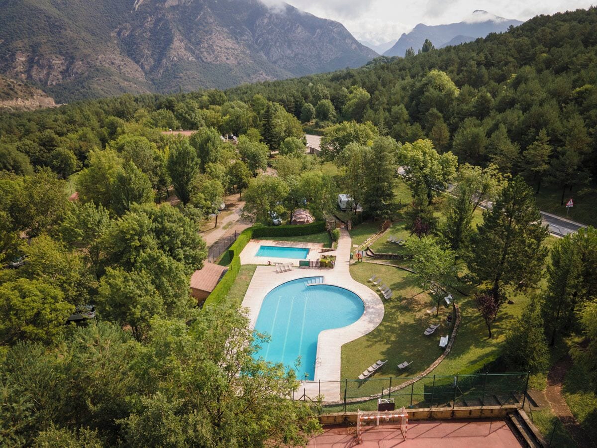 Een seizoensgebonden buitenzwembad, parasols voor strand/zwembad