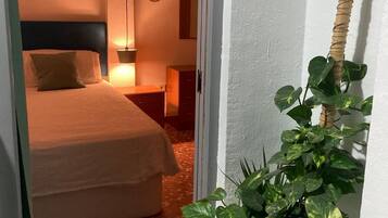 3 bedrooms, in-room safe, WiFi, bed sheets