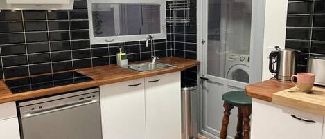 Jääkaappi, mikroaaltouuni, uuni, liesi