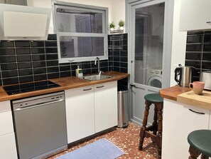 Kühlschrank, Mikrowelle, Ofen, Herdplatte