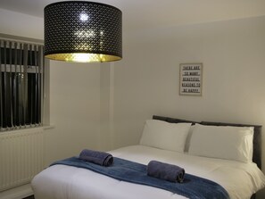 3 chambres, fer et planche à repasser, Wi-Fi, draps fournis