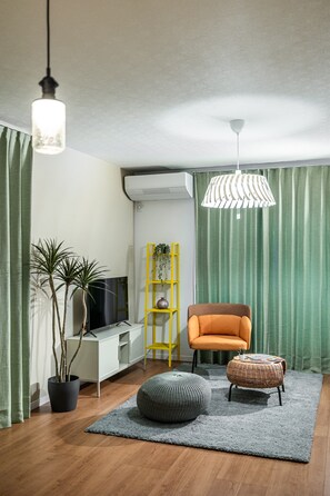 4 bedrooms, blackout drapes, iron/ironing board, free WiFi