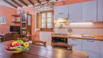 Appartamento Comfort, patio, vista giardino | Cucina privata | Frigorifero, microonde, forno, piano cottura