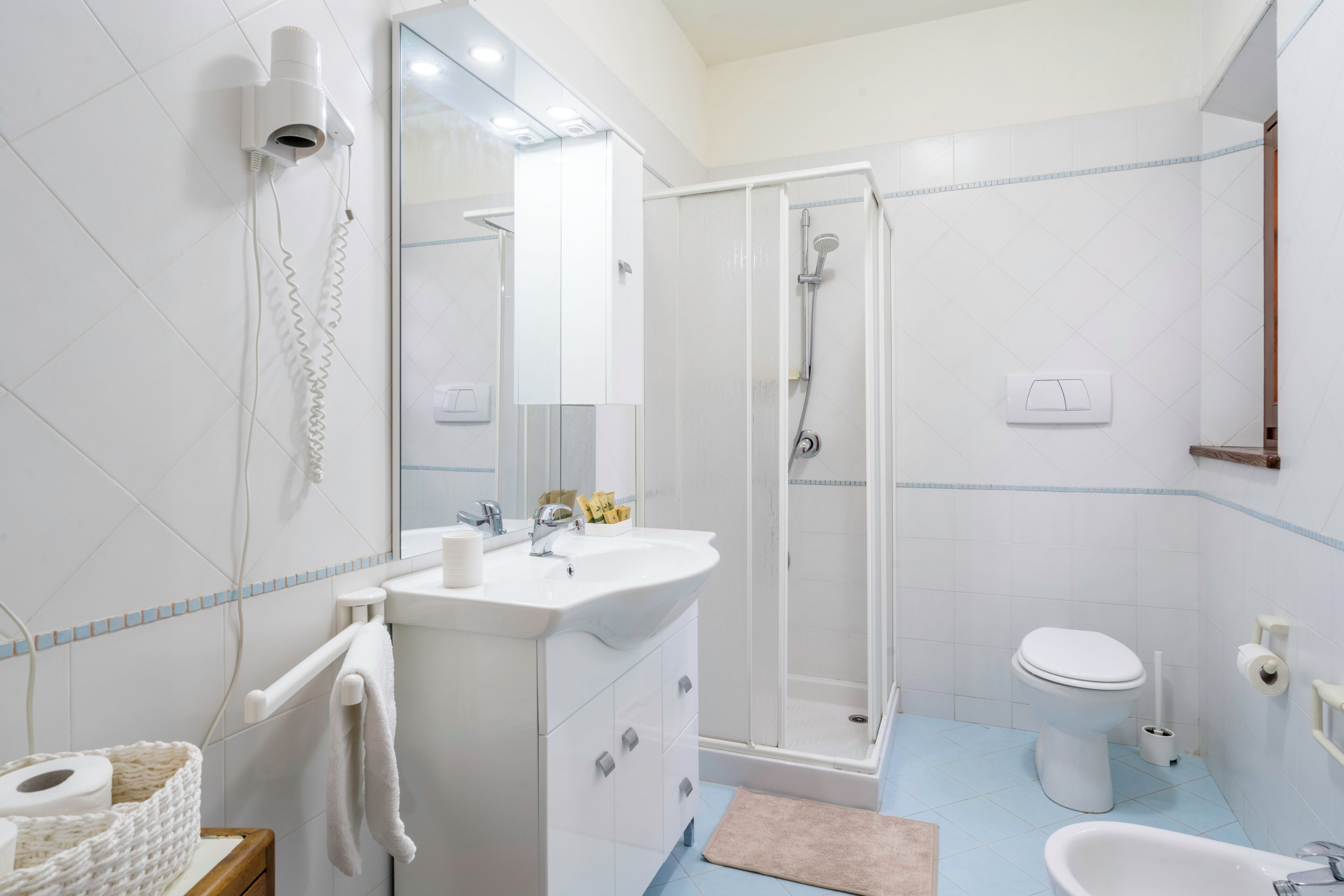 Căn hộ tiện nghi đơn giản, sân hiên, quang cảnh vườn | Phòng tắm | Buồng tắm vòi sen, máy sấy tóc, chậu vệ sinh/vòi rửa, khăn tắm 