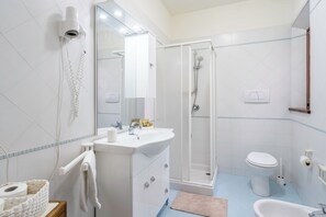 Apartemen Comfort, patio, pemandangan kebun | Kamar mandi | Shower, pengering rambut, kloset, dan handuk