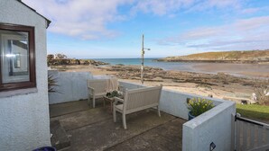 A balcony with a view of a rocky beach and the sea. - 5 Sea View Street (Cemaes Bay)