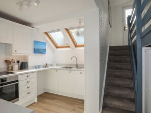 Dishwasher, cookware/dishes/utensils - 5 Sea View Street (Cemaes Bay)