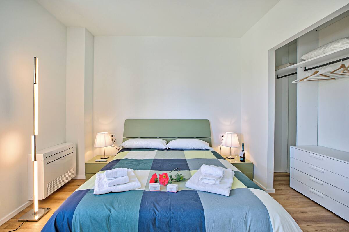 Family Apartment, Multiple Bedrooms (Appartamento Mario - 1 Km to the)