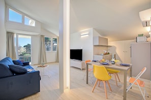 Family Apartment, Multiple Bedrooms (Appartamento Lola - 1 Km To The Beach) | Living room