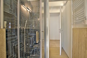 Family Apartment, Multiple Bedrooms (Appartamento Lola - 1 Km To The Beach) | Bathroom