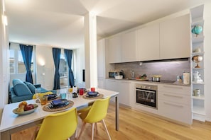 Családi apartman, 2 hálószobával, erkély (Appartamento Nina - 1 Km To The Beach) | Privát konyha | Hűtőszekrény, mikrohullámú sütő, sütő és főzőlap