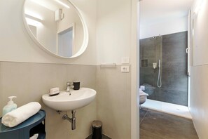 Family Apartment, Multiple Bedrooms (Appartamento Nina - 1 Km To The Beach) | Bathroom | Shower, hair dryer, bidet, towels - Tintoretto Apartments (Camaiore)