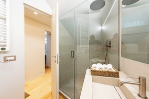 Apartemen Comfort, pemandangan kota | Kamar mandi