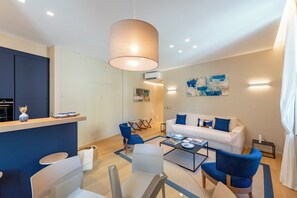 Apartament Comfort, vistes a la ciutat | Sala d'estar | Televisor de pantalla plana