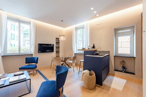 Apartamento conforto, vista para a cidade | Área de estar | TV de tela plana