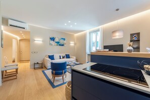 Apartamento conforto, vista para a cidade | Área de estar | TV de tela plana