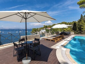 Outdoor dining - Dream property right on the water (Rogac)