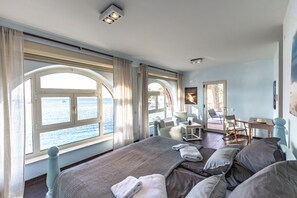 5 bedrooms, iron/ironing board, free WiFi, bed sheets - Dream property right on the water (Rogac)