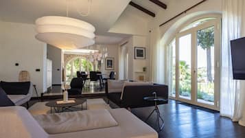 Smart TV, fireplace, table tennis