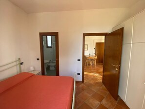 1 slaapkamer, een strijkplank/strijkijzer, wifi, beddengoed
