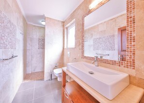 Shower, hair dryer, bidet, towels - Villa Zeytin Agaci, Kas Peninsula (Antalya)