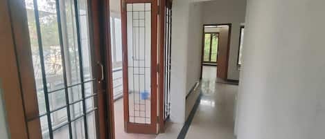 Superior Double Room, Balcony, Garden View | In-room dining