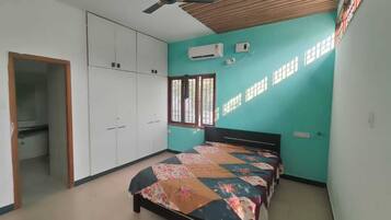 Escriptori, planxa i posts de planxar i wifi gratuïta