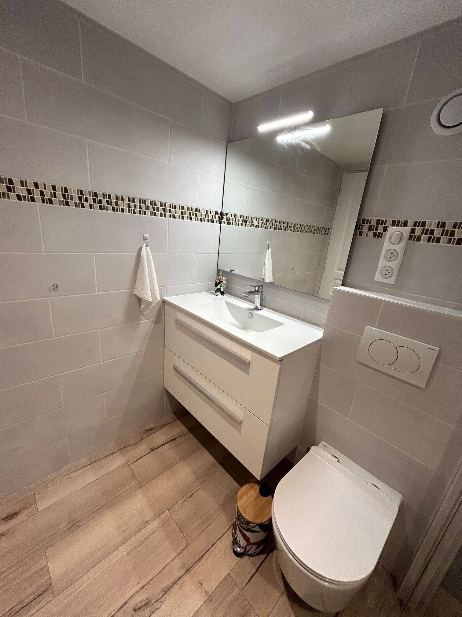 Secadora de cabello, toallas, jabón, papel de baño 