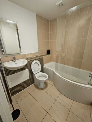 Séchoir à cheveux, serviettes fournies, savon, papier de toilette