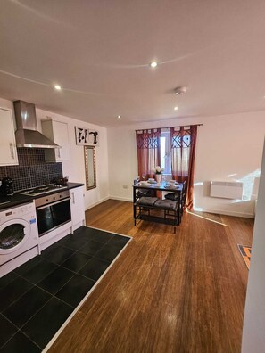 Micro-ondes, four, plaque de cuisson, lave-vaisselle