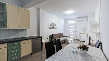 Lägenhet Classic - utsikt mot trädgården | Vardagsrum | Platt-tv