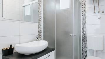 Superior Apartment, Balcony, City View | Bathroom | Shower, towels