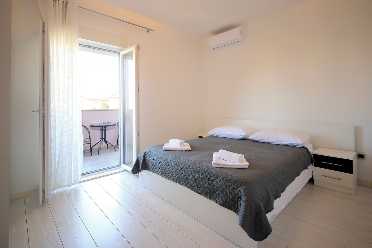 Klassieke kamer, balkon, uitzicht op stad | Gratis wifi, beddengoed