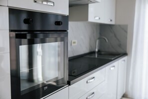 Superior-Apartment, Balkon, Stadtblick | Eigene Küche | Kühlschrank