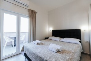 Studio Standard, balcon, vue ville | Coin séjour