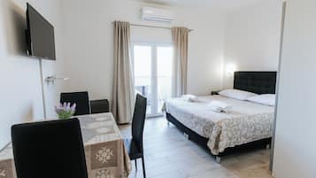 Studio – standard, balkong, byutsikt | Wi-fi (inkludert) og sengetøy