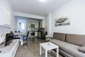 Classic Apartment, Garden View | Living area