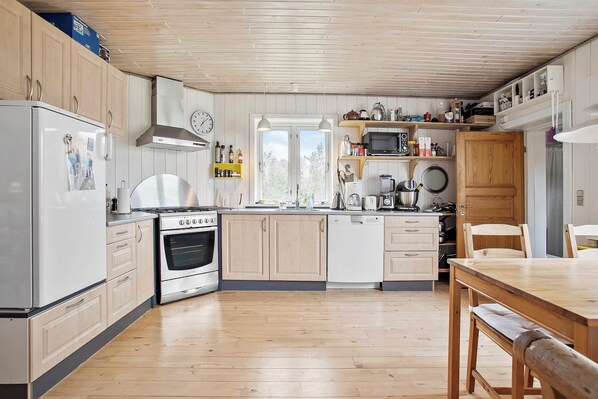 Kylskåp, ugn, spishäll och diskmaskin