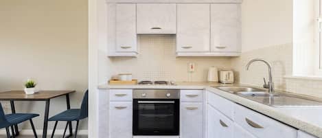 Appartement, balcon | Cuisine privée | Réfrigérateur, micro-ondes, four, plaque de cuisson