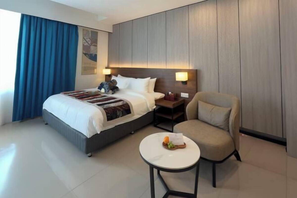 2 bedrooms, down comforters, minibar, free WiFi