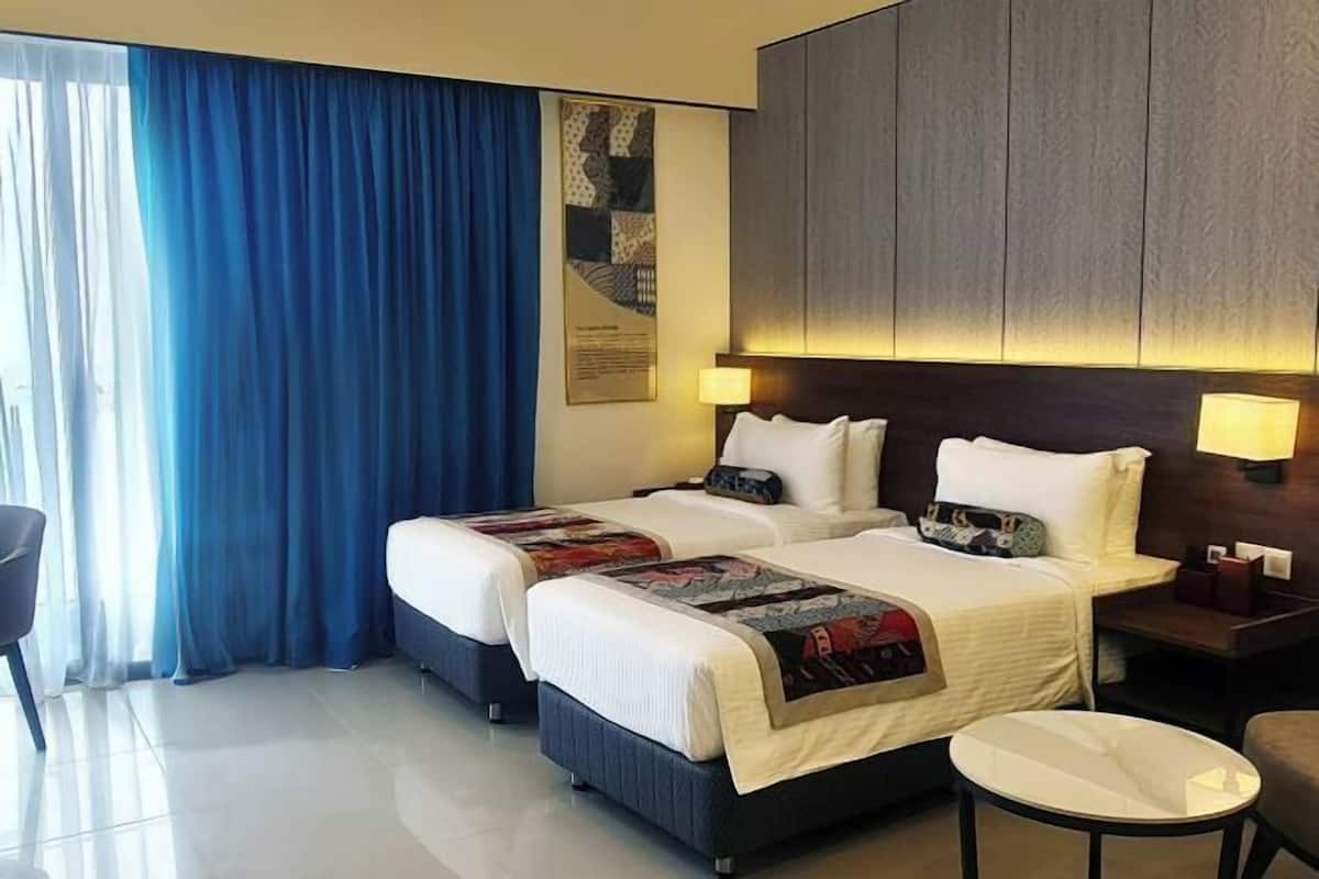 2 bedrooms, down comforters, minibar, free WiFi