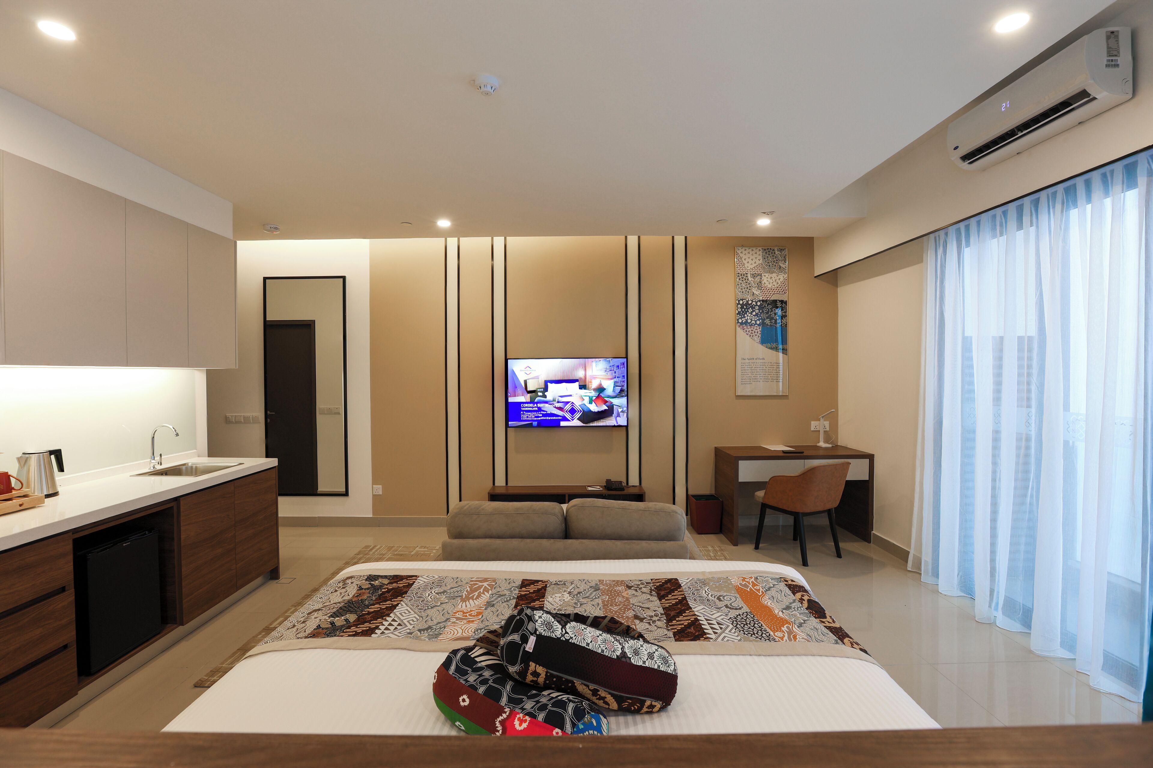 Cubrecamas, minibar, wifi gratis y ropa de cama 