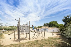 Área de juegos infantiles al aire libre