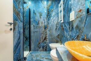 Een douche, een haardroger, pantoffels, handdoeken