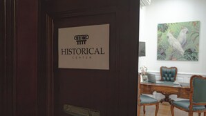 Una puerta de madera con un cartel que dice 'Historical Center'.