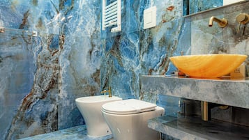 Quarto casal luxo | Banheiro | Chuveiro, secador de cabelo, chinelos, toalhas de banho