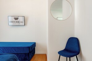 Brankas, tirai kedap cahaya, kedap suara, dan setrika/meja setrika